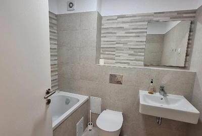 Apartament cu 3 camere decomandat în Tractorul