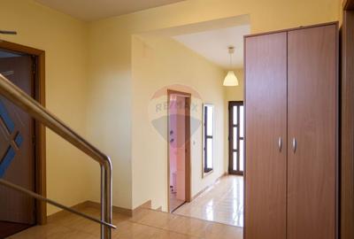 Casă cu 5 camere cu Teren 420 Mp în Dobroești - 9