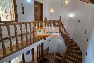 Casă cu 9 camere cu Teren 1800 Mp în Central - 16