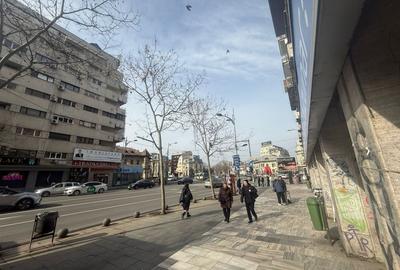 Apartament cu 3 camere semidecomandat, mobilat în Romană