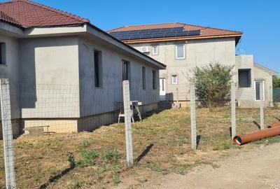 Casă cu 3 camere cu Teren 700 Mp în Central - 2