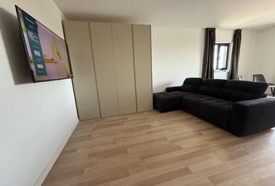 Apartament cu 2 camere semidecomandat, mobilat în Km 5 - 18