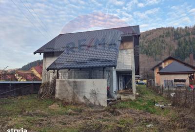 Casă cu 5 camere cu Teren 1782 Mp în Tarcău - 1