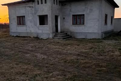 Vand casa in Poiana Lacului la 15 minute de Pite?ti la 15 km ?i la 300 m de centru comunei - 6