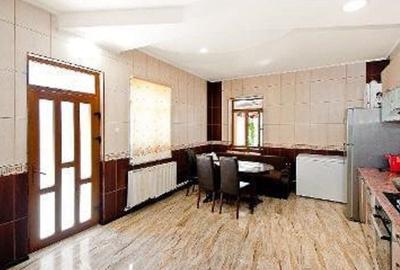 Casa P+1E si teren 370 mp, singur in curte - Piata Centrala - 12