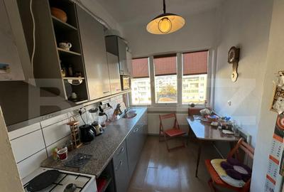 Apartament cu 3 camere semidecomandat, mobilat în Central