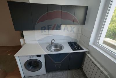 Garsoniera 15 mp utili + boxa 15 mp * mobilat * bloc cu lift * Titan - 5