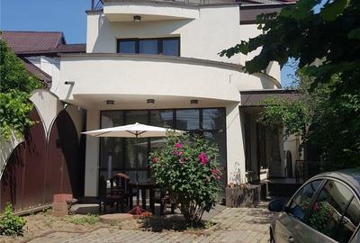 Casă cu 6 camere cu Teren 430 Mp în Central - 2