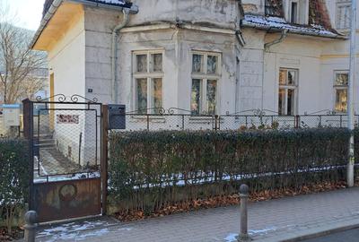 Casă cu 4 camere cu Teren 1200 Mp în Central - 2