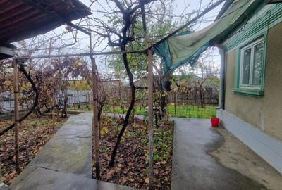 Casă individuală cu 4 camere cu Canalizare în 23 August - 2