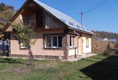 Casă cu Teren 865 Mp în Est