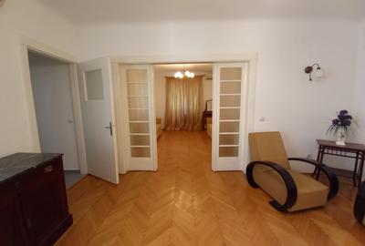 Apartament cu 3 camere semidecomandat, mobilat în Unirii
