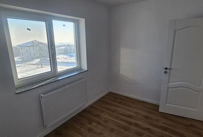 Duplex cu 4 camere cu Canalizare în Ipotești - 3