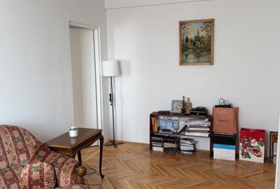 Apartament cu 3 camere semidecomandat în Gara de Nord