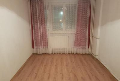 Apartament trei camere, nemobilat, etaj 2, CT, gresie, 9 Mai - 4