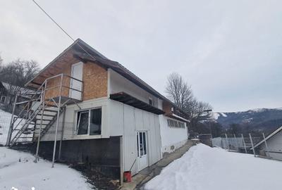 Casă cu 4 camere cu Teren 12000 Mp în Central - 8