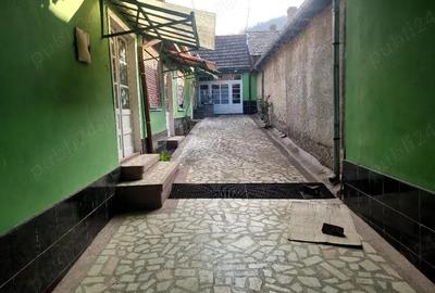 Casă cu 6 camere în Ciclova Română - 3