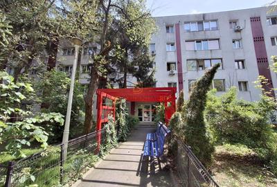 Apartament cu 3 camere semidecomandat în Berceni - 1