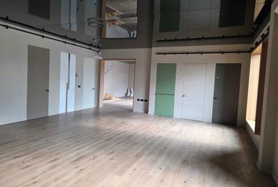 Spațiu comercial, de 250 mp, în Central - 7