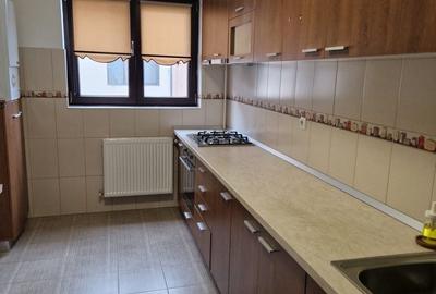 Apartament cu 3 camere decomandat în Roșu