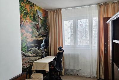Apartament cu 3 camere semidecomandat în Berceni - 1