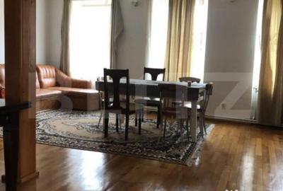 Casă cu 7 camere cu Canalizare în Central