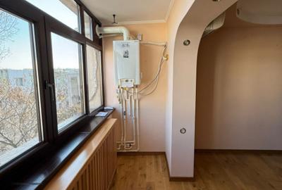 Apartament cu 3 camere semidecomandat în Vest