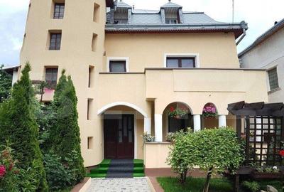 Casă cu 11 camere cu Teren 650 Mp în Central