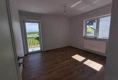 Duplex cu 4 camere cu Canalizare în Ipotești - 8