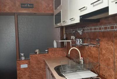 Inchiriez apartament 3 camere in Navodari