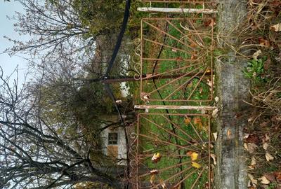 Vand casa in localitatea Scorusu,5 km distanta de Turceni,3 camere plus baie ?i bucatarie, livada cu - 2