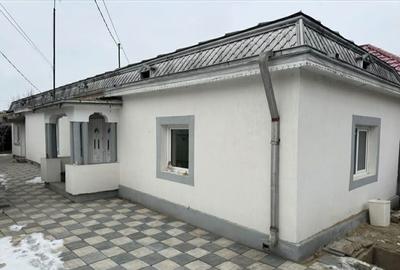 Casă cu 3 camere decomandat cu Teren 200 Mp în Central - 1