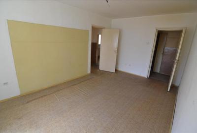 Apartament cu 3 camere circular în Calea București - 2
