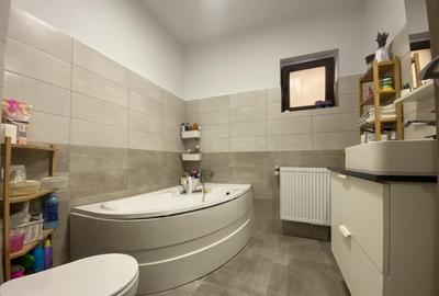 Casă cu 5 camere cu Canalizare în Central - 18