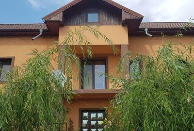 Casă cu 5 camere cu Teren 331 Mp în Central