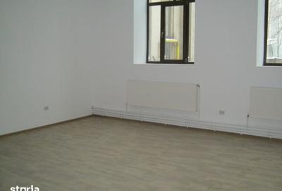 Spațiu comercial, de 450 mp, în Central - 4