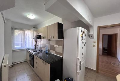 Apartament cu 3 camere semidecomandat, mobilat în Micro III - 12