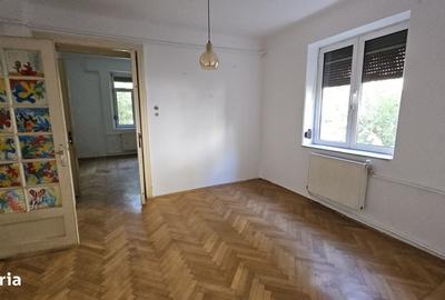 Casă cu 4 camere cu Teren 327 Mp în Capitale - 1