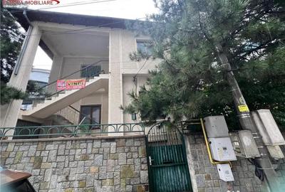 Casă cu 8 camere cu Teren 398 Mp în Central