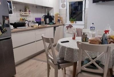 Apartament cu 3 camere decomandat în Astra