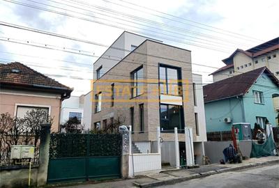 Casă individuală cu 5 camere cu Canalizare în Andrei Mureșanu