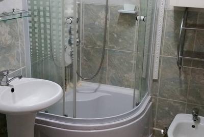 Apartament cu 3 camere semidecomandat în Central - 1