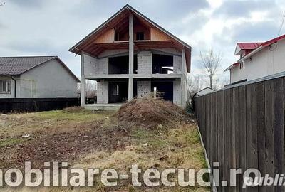 Casa cu 6 camere la rosu suprafata construita 190mp, in Satu Nou, Tecuci