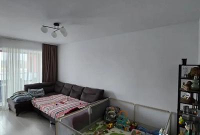 Apartament cu 3 camere decomandat în Tractorul - 3