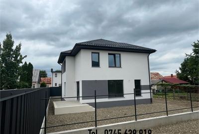 Casă cu 4 camere cu Canalizare în Central - 1