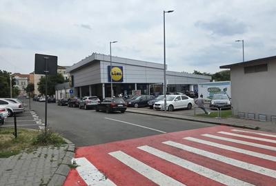 Spațiu comercial, de 80 mp, în Central - 3