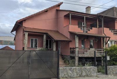 Vand casa spatioasa cu teren in Hateg