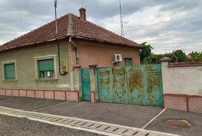 Casă cu 3 camere cu Teren 495 Mp în Central - 1