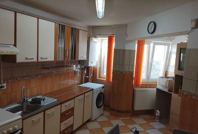 Apartament cu 3 camere semidecomandat în Micro 16 - 2