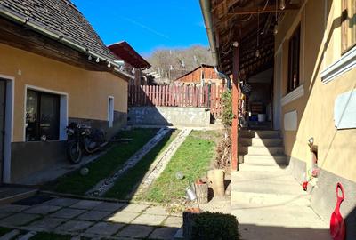 Casă cu 4 camere în Central